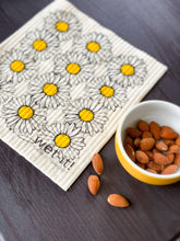 Load image into Gallery viewer, Wet It Swedish Dish Cloth Daisies
